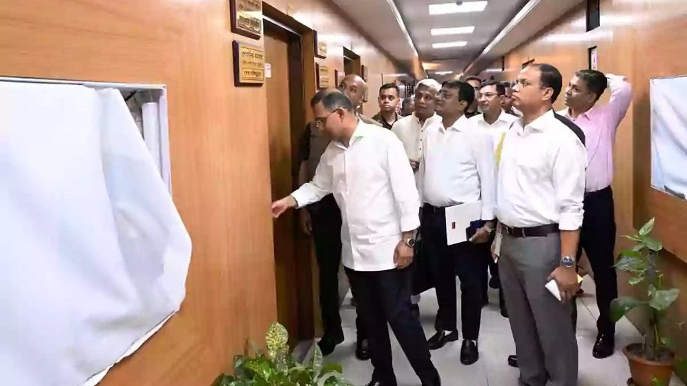 সচিবালয়ে আকস্মিক সফরে প্রধানমন্ত্রী