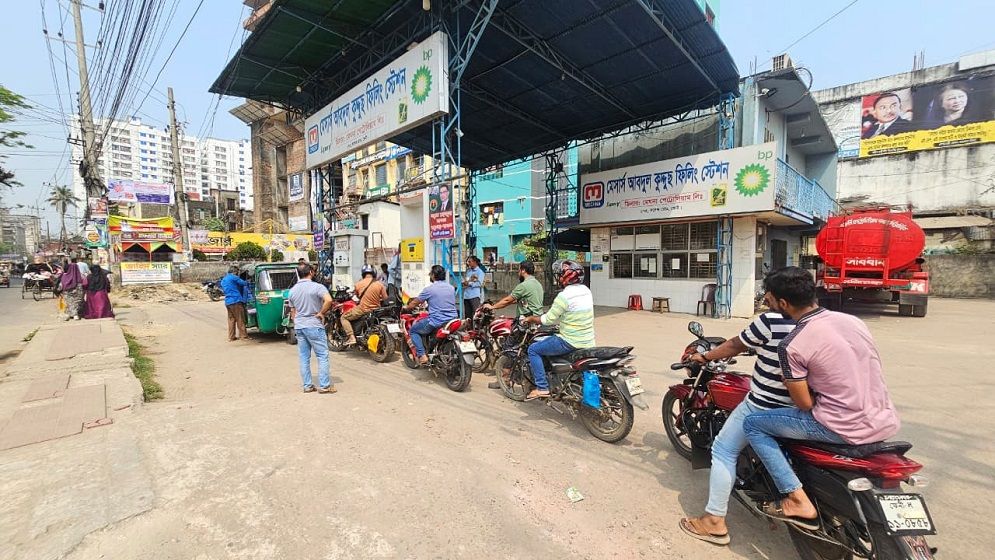 পাম্পে নতুন বিধিনিষেধ, তেল নিতে লাগবে হেলমেট-ড্রাইভিং লাইসেন্স