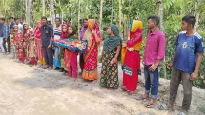 সন্তানের লাশ কোলে নিয়ে বিচার চাইলেন মা