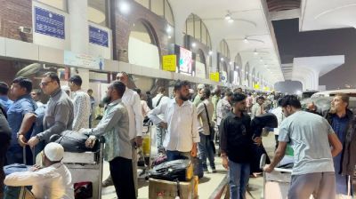 বিমানবন্দরে আটকা হাজারো যাত্রী, খোঁজ নিলেন প্রধানমন্ত্রী