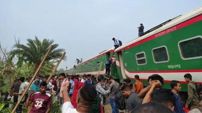 বগুড়ায় ট্রেনের ৯ বগি লাইনচ্যুত, উত্তরবঙ্গের সঙ্গে ঢাকার রেল যোগাযোগ বন্ধ