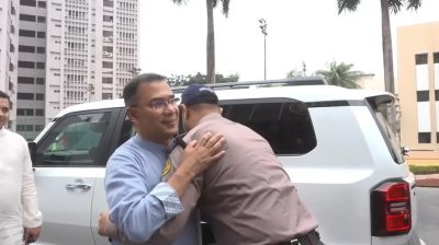 ঈদের দিনে পুলিশ সার্জেন্টের সঙ্গে কোলাকুলি, প্রশংসায় ভাসছেন প্রধানমন্ত্রী