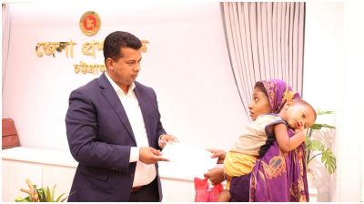 মানবিকতায় অনুপ্রেরণা হয়ে উঠছেন চট্টগ্রামের ডিসি জাহিদ