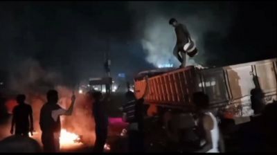 সোনারগাঁয়ে চুনা ভর্তি চলন্ত ট্রাকে আগুন