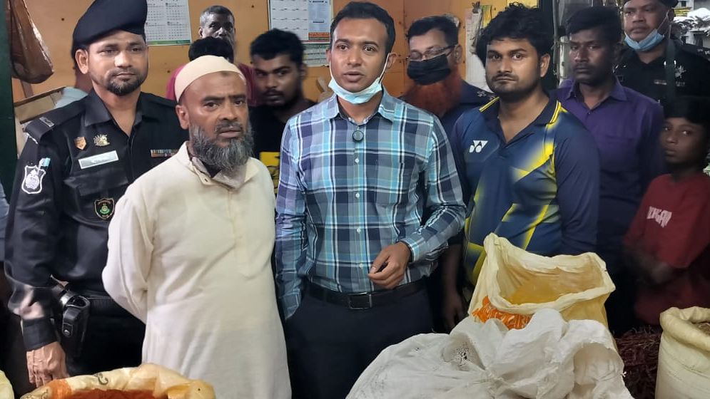 বগুড়ায় মশলার দোকানে ধানের তুষ ও পচা মরিচ, ৭০ হাজার টাকা জরিমানা