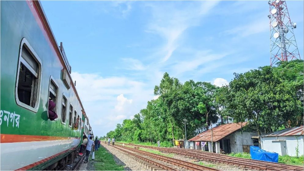 পুলিশ সদস্যের দুই পা বিচ্ছিন্ন