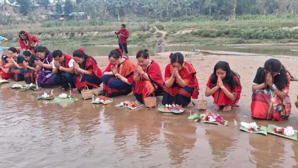 নদীতে ফুল ভাসিয়ে বিজু উৎসব শুরু