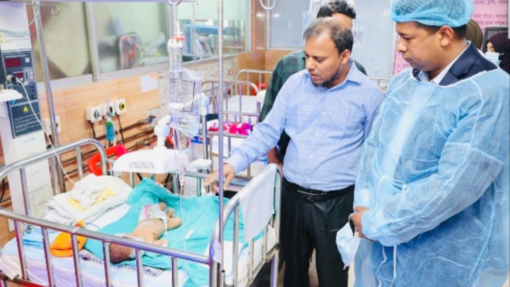 চট্টগ্রামে ফেলে যাওয়া মা-নবজাতকের পাশে মানবিক ডিসি জাহিদ