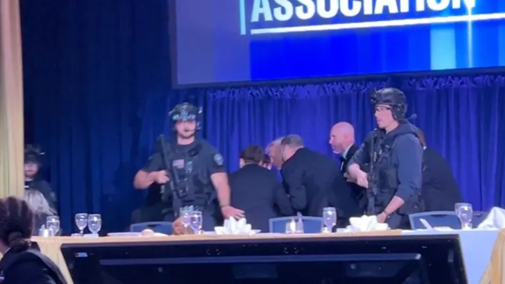 হোয়াইট হাউসের অনুষ্ঠানে গোলাগুলি, সরিয়ে নেওয়া হলো ট্রাম্পকে