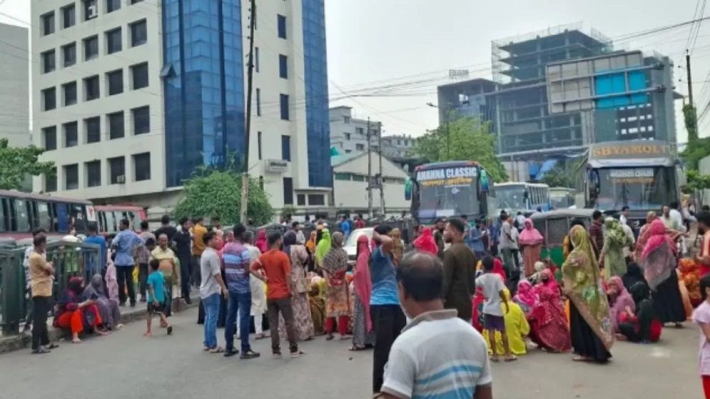 তেজগাঁও লিংক রোডে পোশাক শ্রমিকদের অবরোধে যান চলাচল বন্ধ