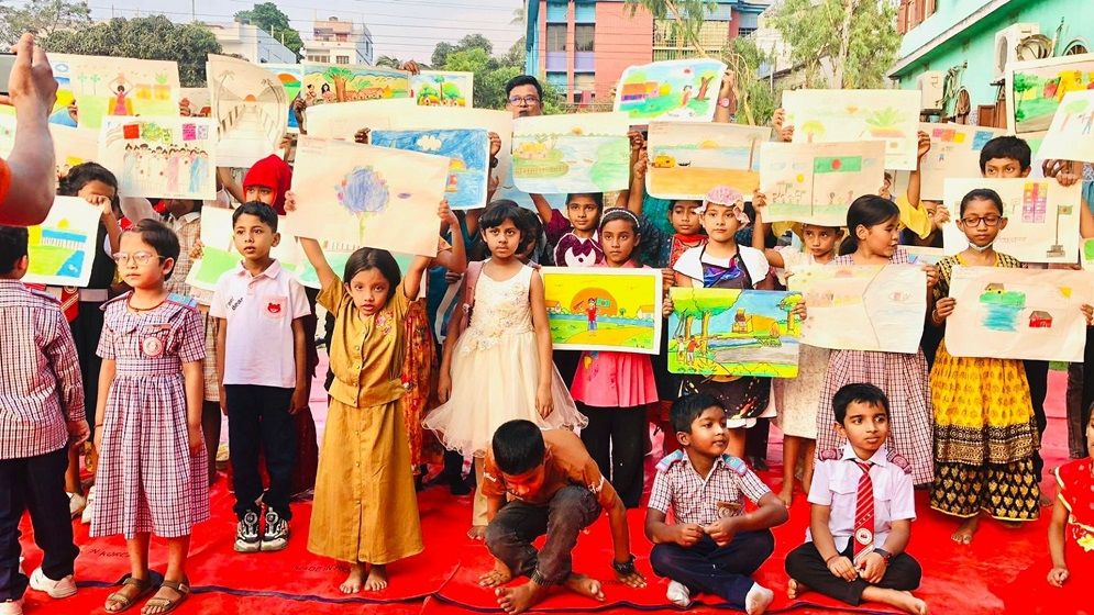 শেরপুরে ভ্রাম্যমাণ বইমেলায় শিশুদের সৃজনশীলতার উচ্ছ্বাস