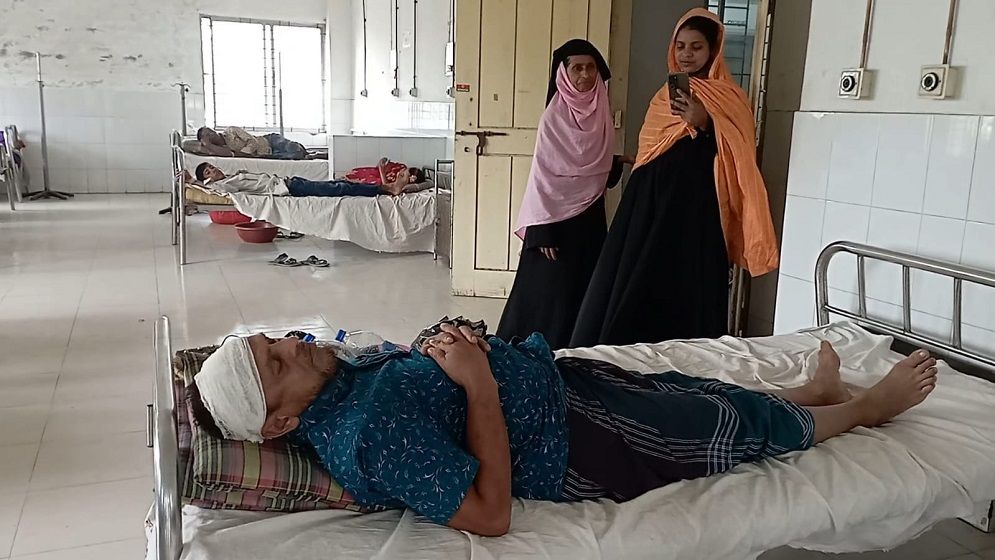 ইটনায় বাড়ির সীমানা নিয়ে বিরোধের জেরে মধ্যরাতে ঘরে ঢুকে কুপিয়ে হত্যাচেষ্টা