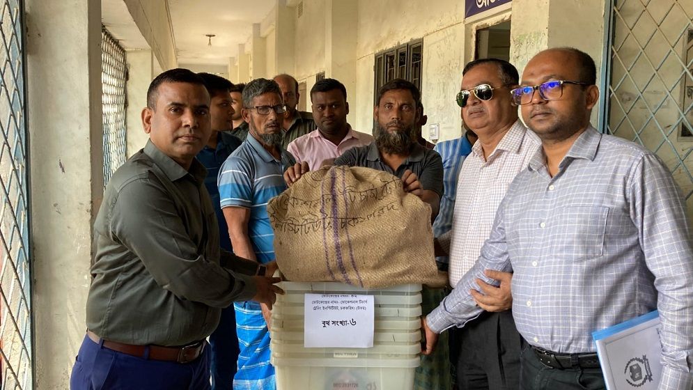 তারেক রহমানের ছেড়ে দেওয়া বগুড়া-৬ আসনে রাত পোহালেই ভোট, কেন্দ্রে পৌঁছাচ্ছে সরঞ্জাম