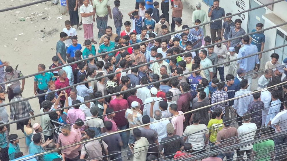 চট্টগ্রামে সাবেক মেয়র মঞ্জুর বাসায় গিয়ে তোপের মুখে হাসনাত আবদুল্লাহ