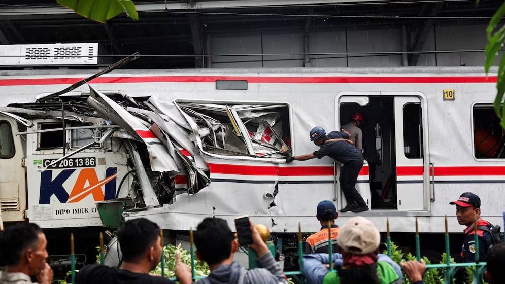 ইন্দোনেশিয়ায় ট্রেন দুর্ঘটনায় নিহত বেড়ে ১৪