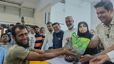 রূপগঞ্জে ৪২০ জন কৃষকের মাঝে বিনামূল্যে সার ও বীজ বিতরণ