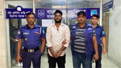 নরসিংদীতে প্রেমিককে কুপিয়ে আহতের জেরে প্রেমিকার বাড়িতে আগুন, গ্রেপ্তার প্রেমিকার ভাই