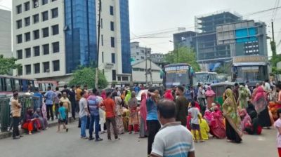 তেজগাঁও লিংক রোডে পোশাক শ্রমিকদের অবরোধে যান চলাচল বন্ধ