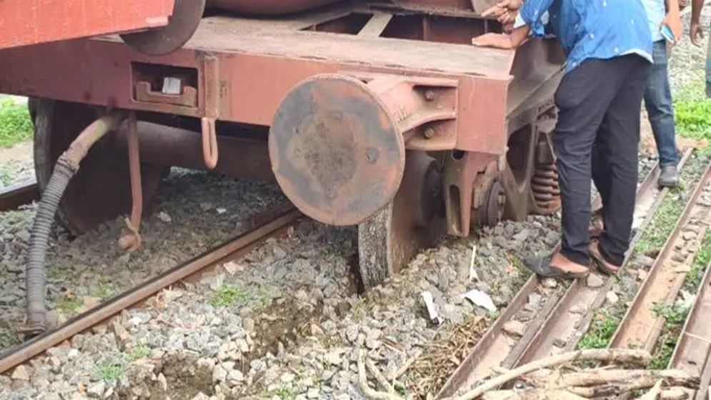 ৫ ঘণ্টা পর খুলনার সঙ্গে উত্তরবঙ্গের রেল যোগাযোগ স্বাভাবিক