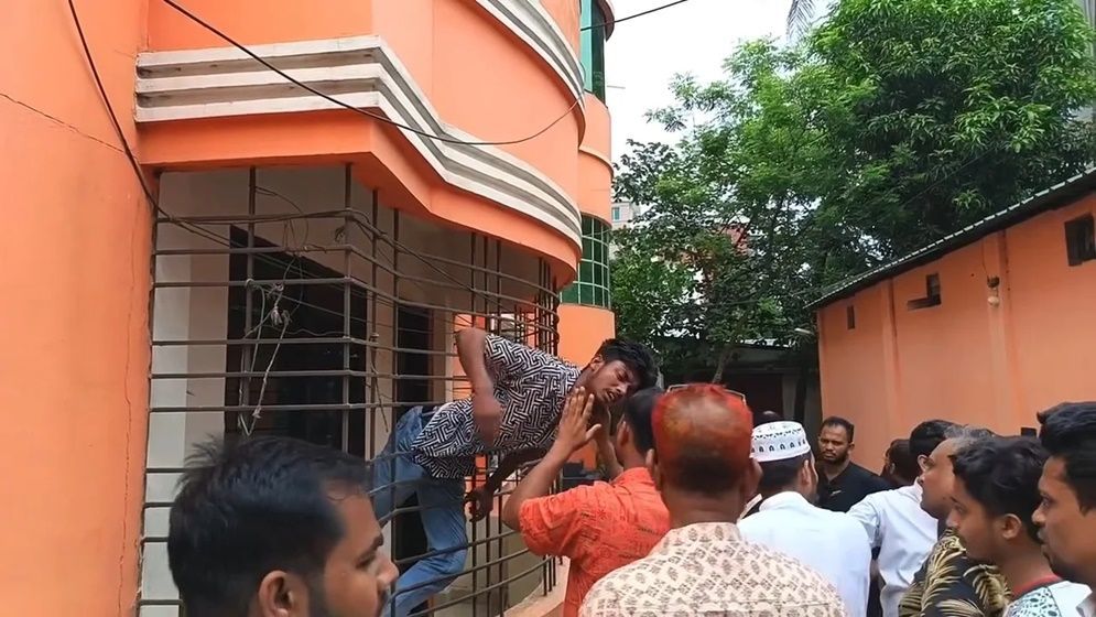 পালানোর সময় গ্রিলে আটকে গেল চোর, ভিডিও ভাইরাল