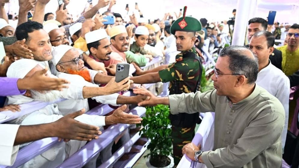 মুসল্লিদের সঙ্গে প্রধানমন্ত্রীর শুভেচ্ছা বিনিময়