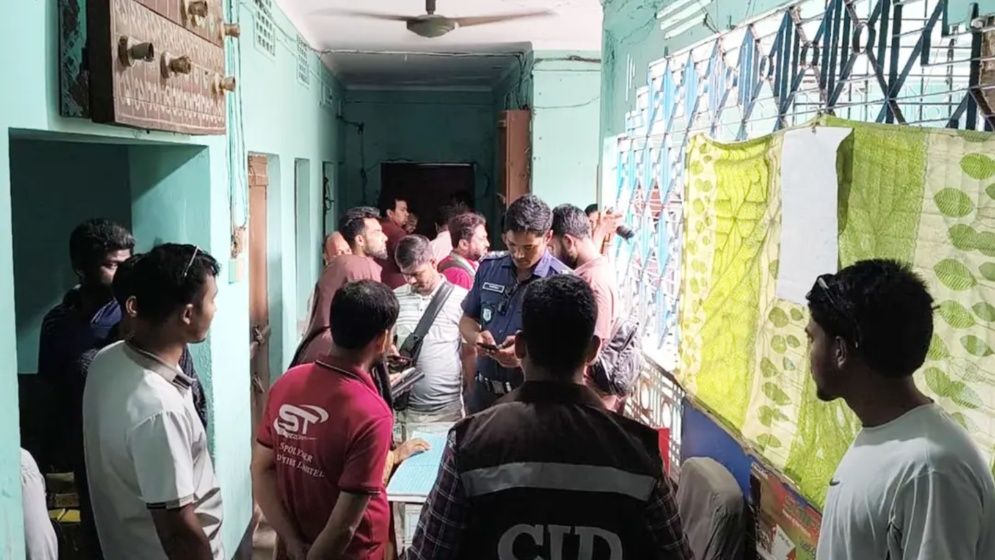 আবাসিক হোটেলের কক্ষে তরুণীর গলাকাটা মরদেহ
