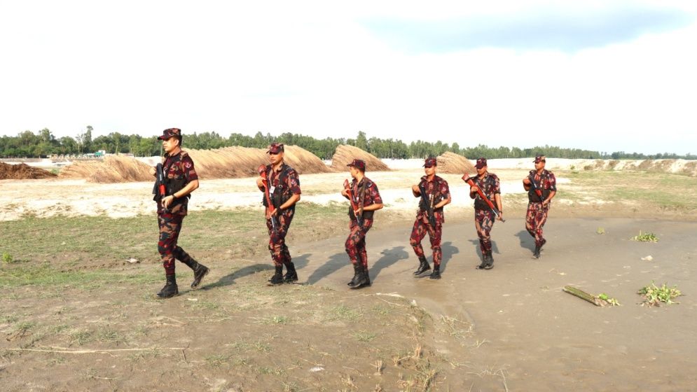 অবৈধ অনুপ্রবেশ ঠেকাতে কুড়িগ্রাম সীমান্তে বিজিবির সর্বোচ্চ সতর্কতা