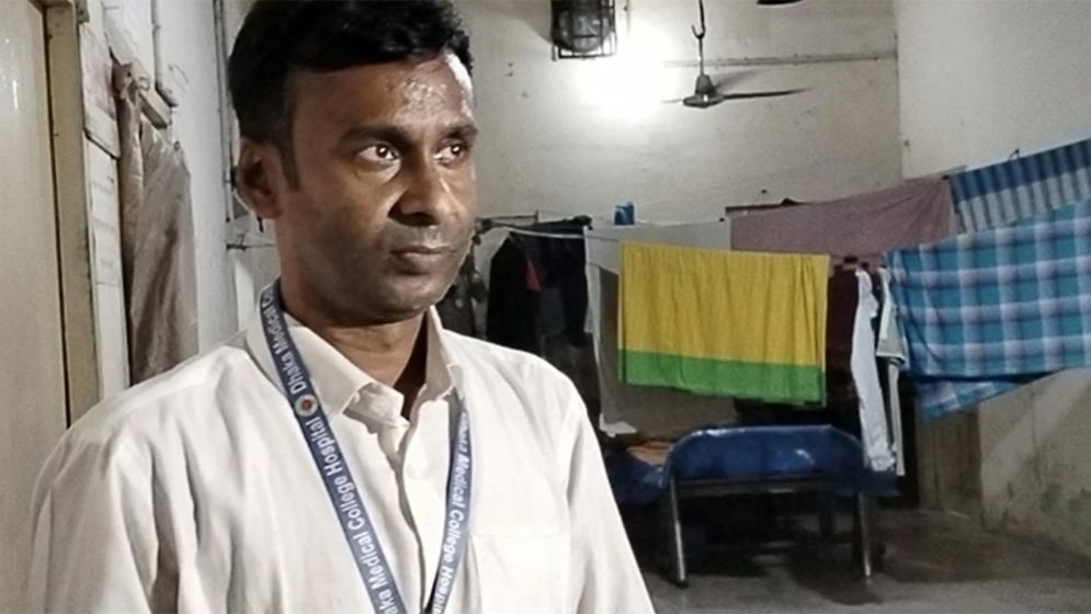 অক্সিজেন মাস্ক খুলে নিলেন ঢামেক কর্মচারী, শিশুর মৃত্যু