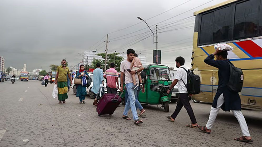 শুরু হলো ঈদের ছুটি, বাড়ি ফিরছে ঢাকাবাসী