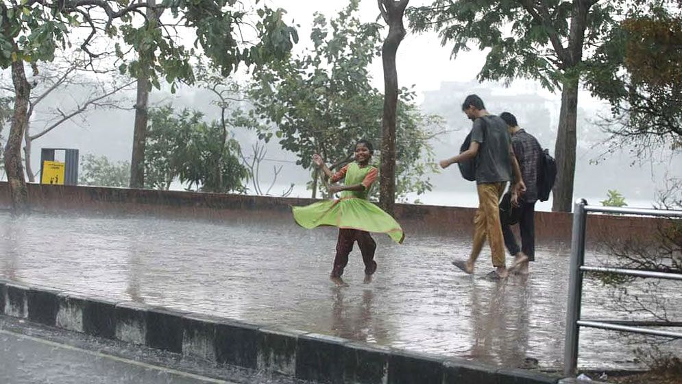 ঢাকায় ৬ ঘণ্টায় ৫৯ মিলিমিটার বৃষ্টি, নদীবন্দরে ১ নম্বর সংকেত