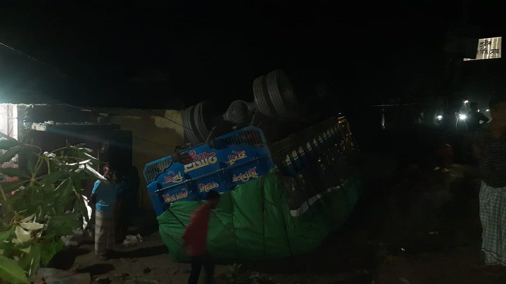 কুড়িগ্রামে বাড়ির ওপর উল্টে পড়ল চালভর্তি ট্রাক, অল্পের জন্য রক্ষা পেল ৪ প্রাণ