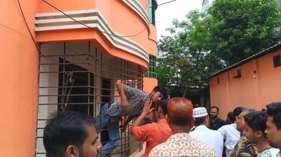 পালানোর সময় গ্রিলে আটকে গেল চোর, ভিডিও ভাইরাল