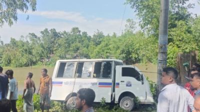 কুড়িগ্রামে স্কুল বাস গাছে আটকে প্রাণে বাঁচল শিক্ষার্থীরা