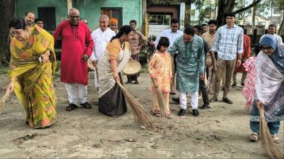 কুড়িগ্রামে ডেঙ্গু প্রতিরোধে স্কুল মাঠে ঝাড়ু হাতে ডিসি অন্নপূর্ণা দেবনাথ