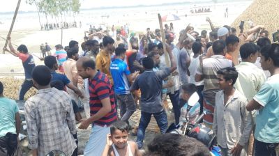 কুড়িগ্রামের চিলমারীতে বালু ব্যবসায়ীদের অবৈধ টোল ঘর গুঁড়িয়ে দিল এলাকাবাসী