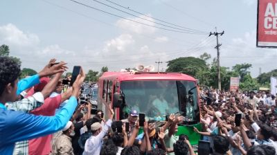 কুমিল্লায় পথে পথে নেতাকর্মীদের ভালোবাসায় সিক্ত প্রধানমন্ত্রী