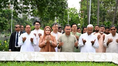 বাবা-মায়ের কবর জিয়ারত করলেন প্রধানমন্ত্রী