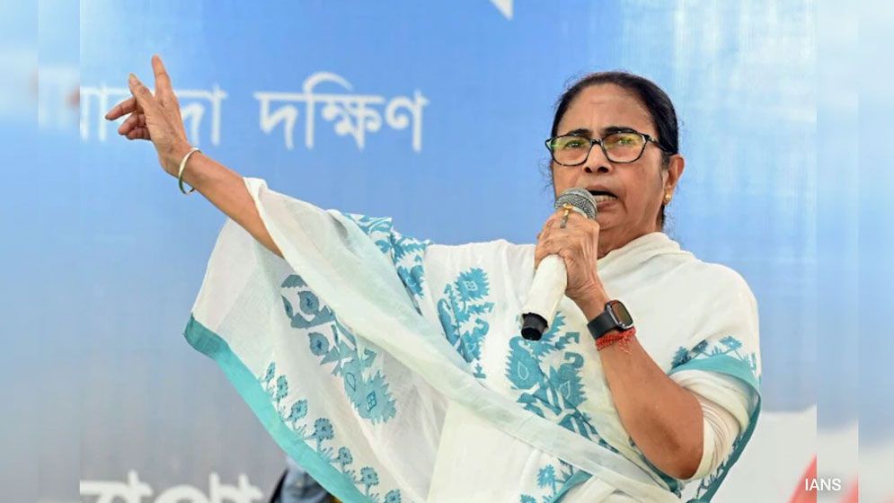নারী ভোটারদের ওপর ভর করেই কি টিকে থাকবেন মমতা?