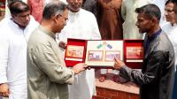 সেনানিবাস গিয়ে আবেগতাড়িত প্রধানমন্ত্রী