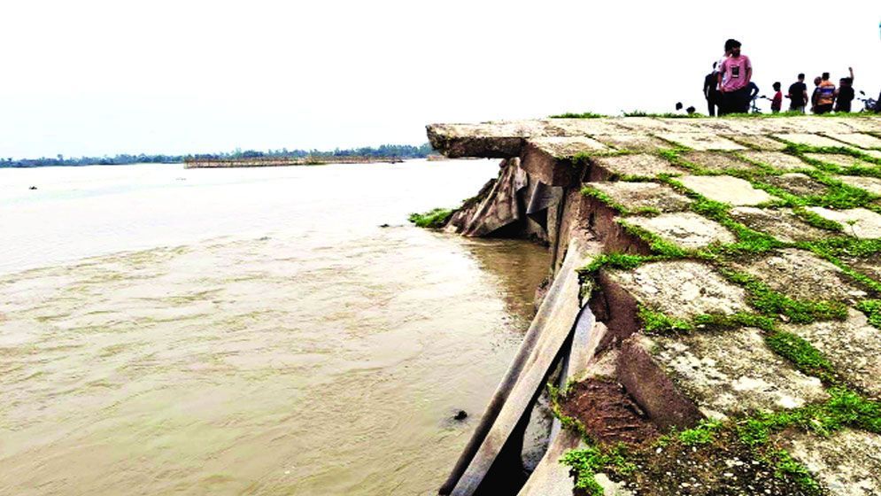 সেতু রক্ষা বাঁধে ধস, ভয়াবহ বন্যার শঙ্কা