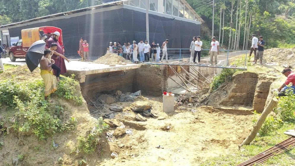 কক্সবাজারে মাটিচাপায় দুই শ্রমিক নিহত