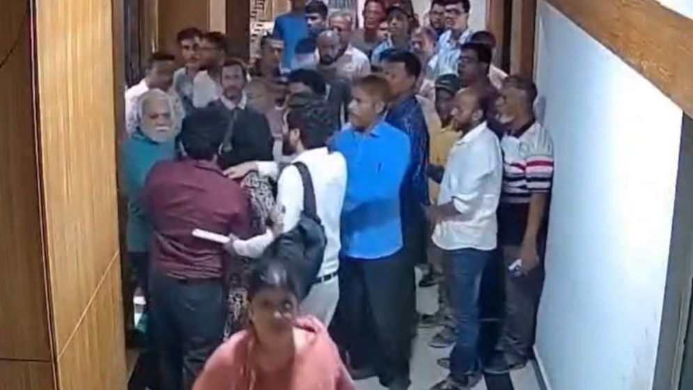 চট্টগ্রাম বিদ্যুৎ ভবনে সিবিএ নেতাদের সাথে প্রকৌশলীর হাতাহাতি