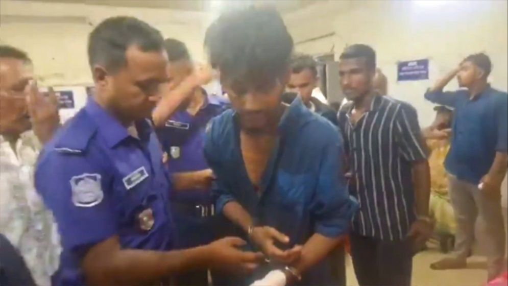 মুন্সিগঞ্জে মা-মেয়েকে কুপিয়ে হত্যাচেষ্টা, যুবক গ্রেপ্তার