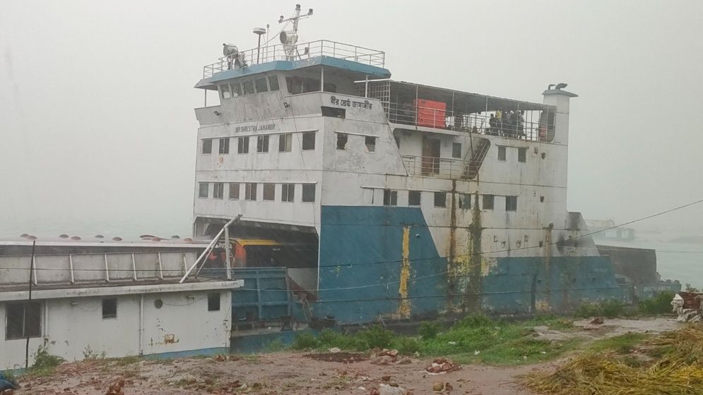 দৌলতদিয়া-পাটুরিয়া নৌরুটে ফেরি ও লঞ্চ চলাচল বন্ধ