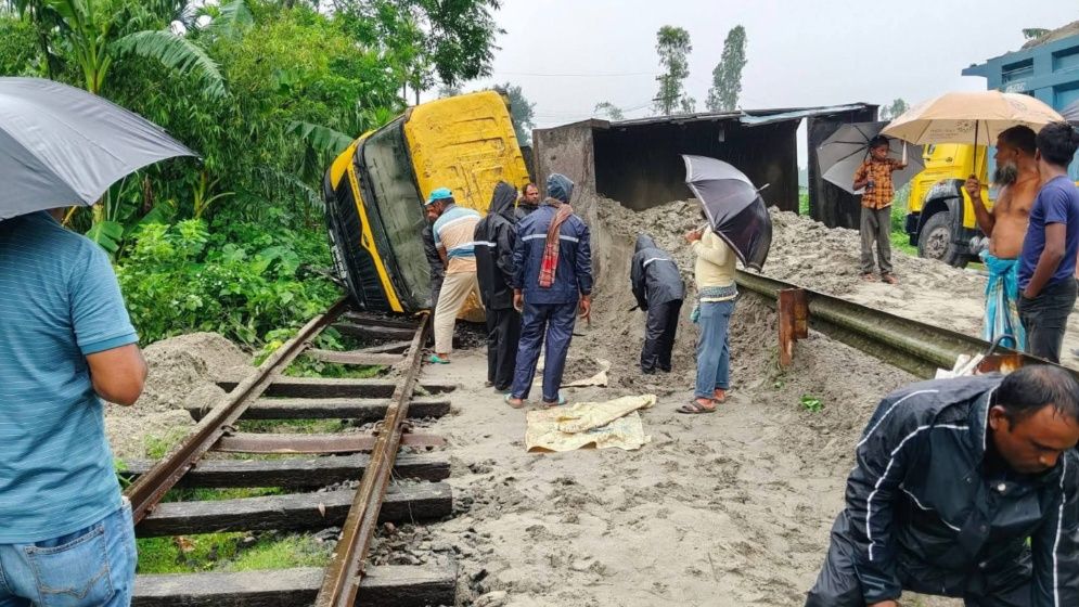 রেললাইনে উল্টে গেল ট্রাক, কুড়িগ্রামের সঙ্গে ট্রেন যোগাযোগ বন্ধ