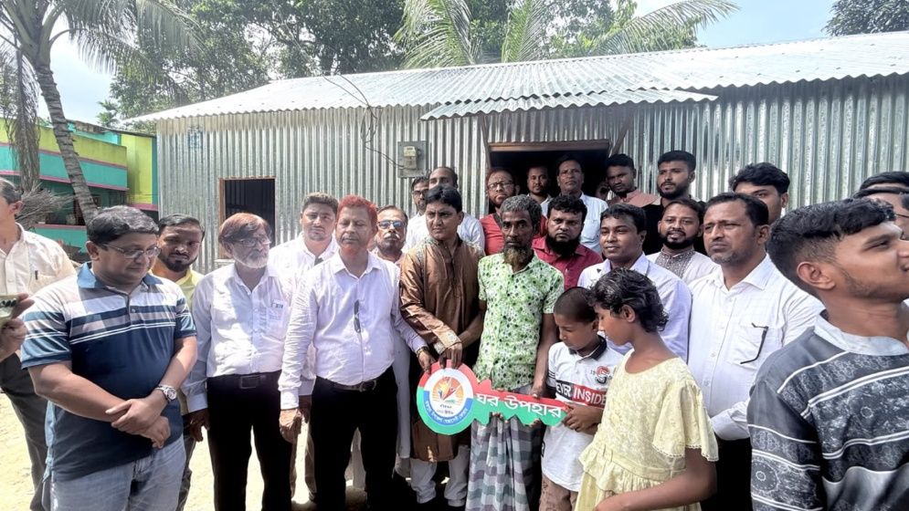একই পরিবারের ছয় প্রতিবন্ধী সদস্য পেলেন নতুন ঘর