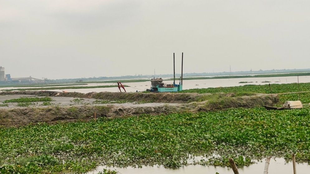 সোনারগাঁয়ে মেঘনা নদীতে বিআইডব্লিউটিএর ড্রেজিং, চাঁদা না পেয়ে অপপ্রচারের অভিযোগ