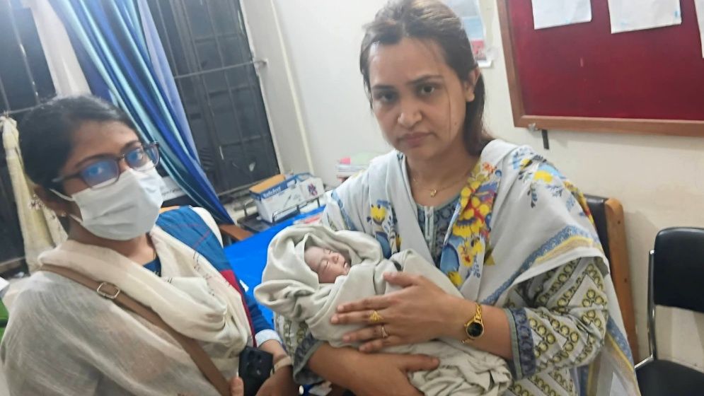 হাসপাতালের ডাস্টবিনের পাশে মিলল নবজাতক