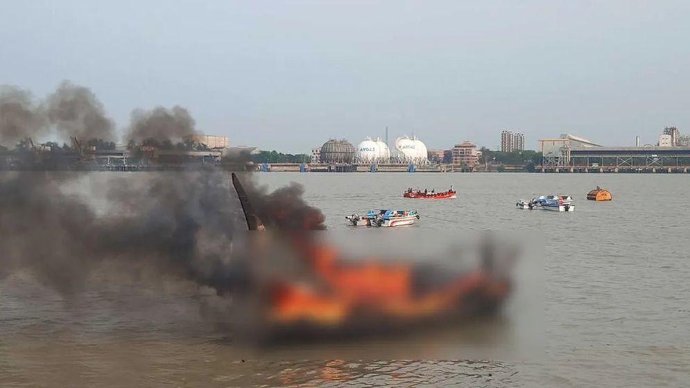 কর্ণফুলীতে ফিশিং ট্রলারে বিস্ফোরণ, দগ্ধ ৬
