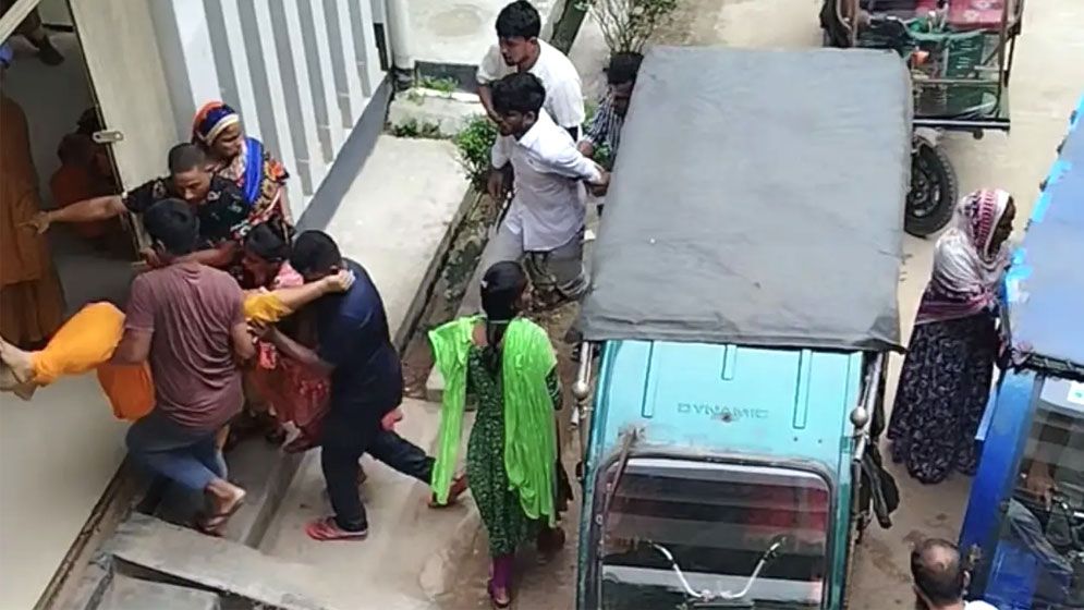 কালিয়াকৈরে গার্মেন্টসে পানি পান করে অসুস্থ ২ শতাধিক শ্রমিক